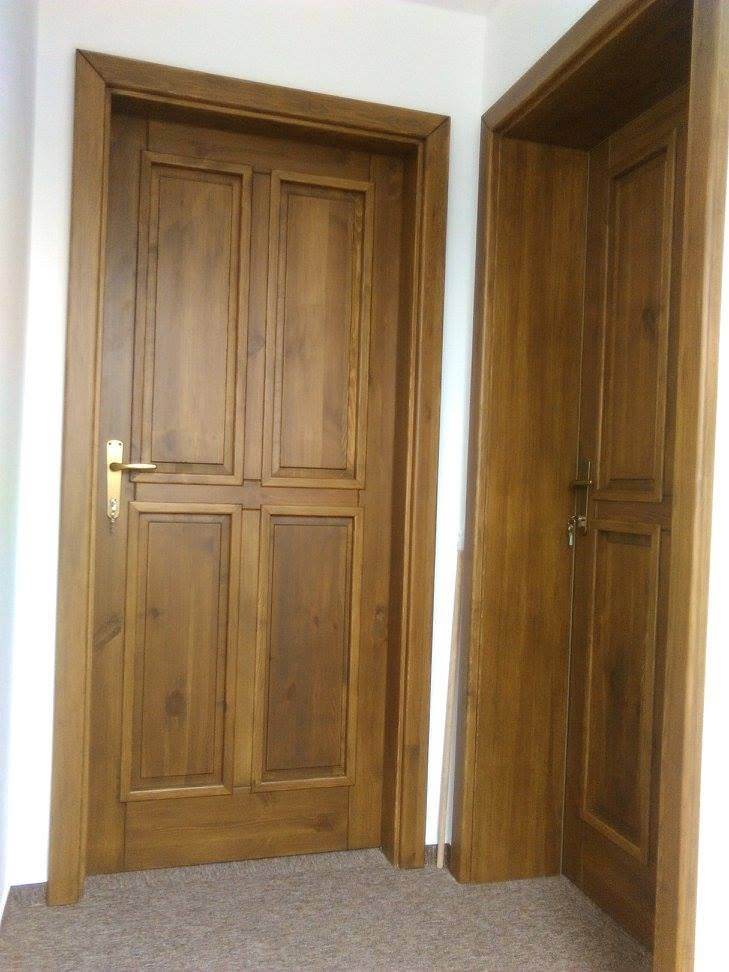 Dřevěné interiérové dveře a schodiště na míru — truhlář Plzeň a Praha