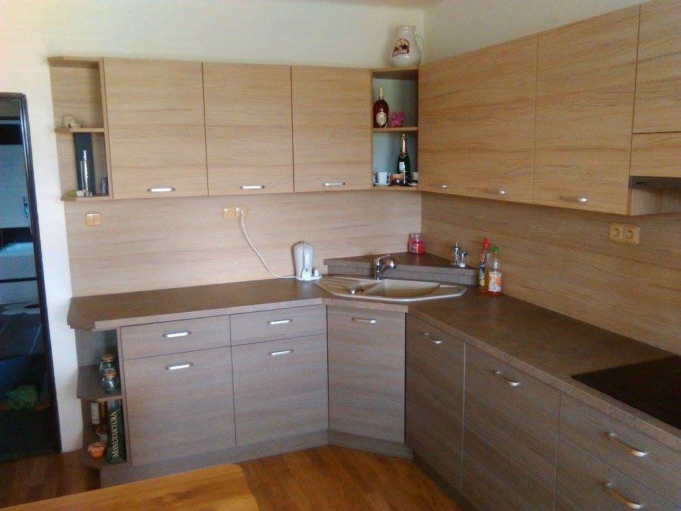 Dubová kuchyň s rohovým dřezem a vestavěnými spotřebiči — truhlář Plzeň a Praha