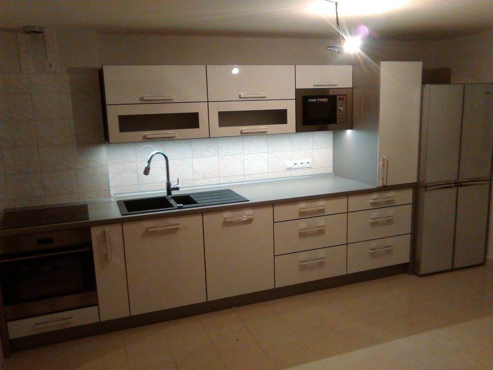 Bílá lesklá kuchyň s LED podsvícením a americkou lednicí — truhlář Plzeň a Praha