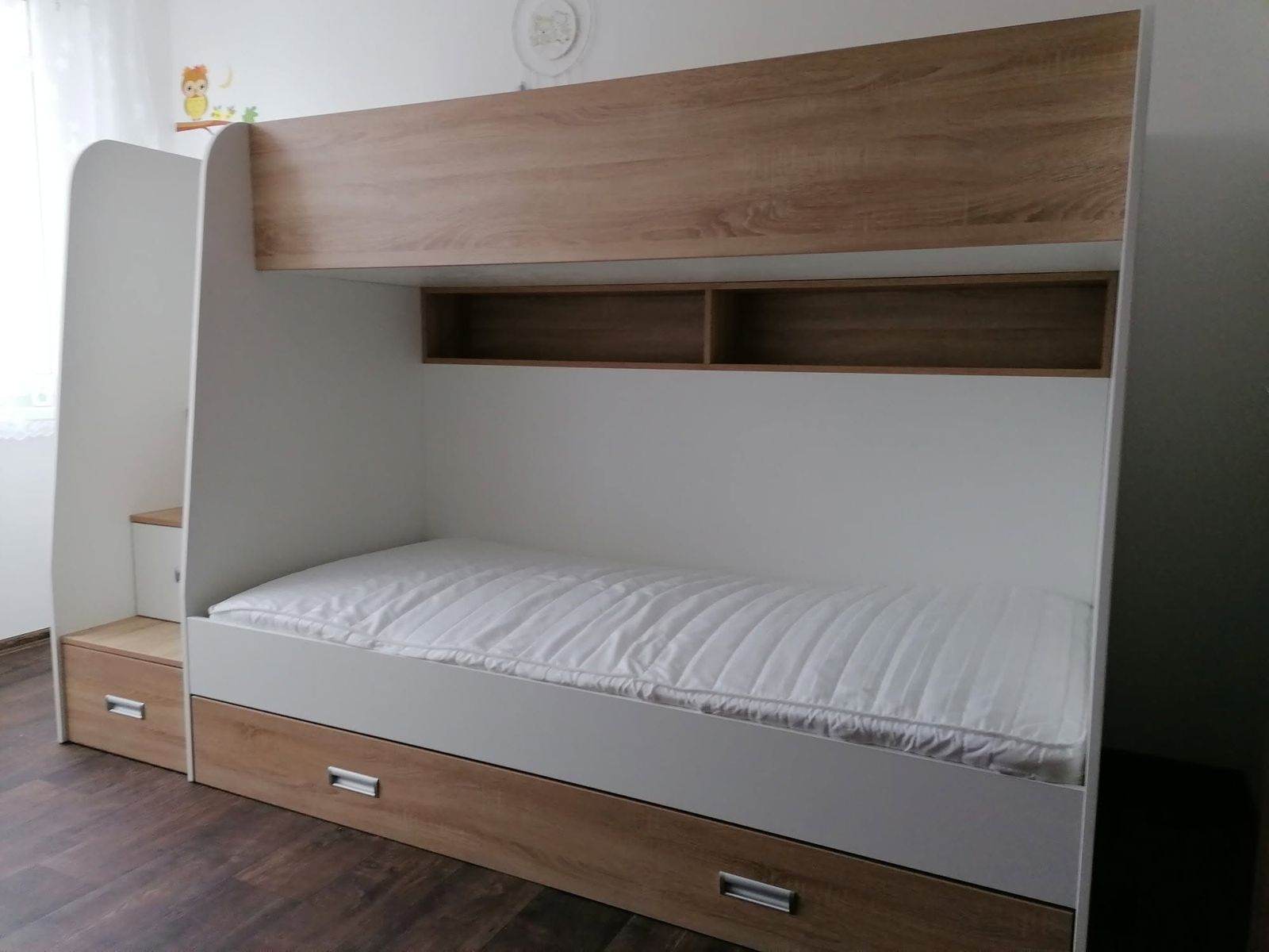 Patrová postel na míru se schodištěm se zásuvkami a přistýlkou — truhlář Plzeň a Praha
