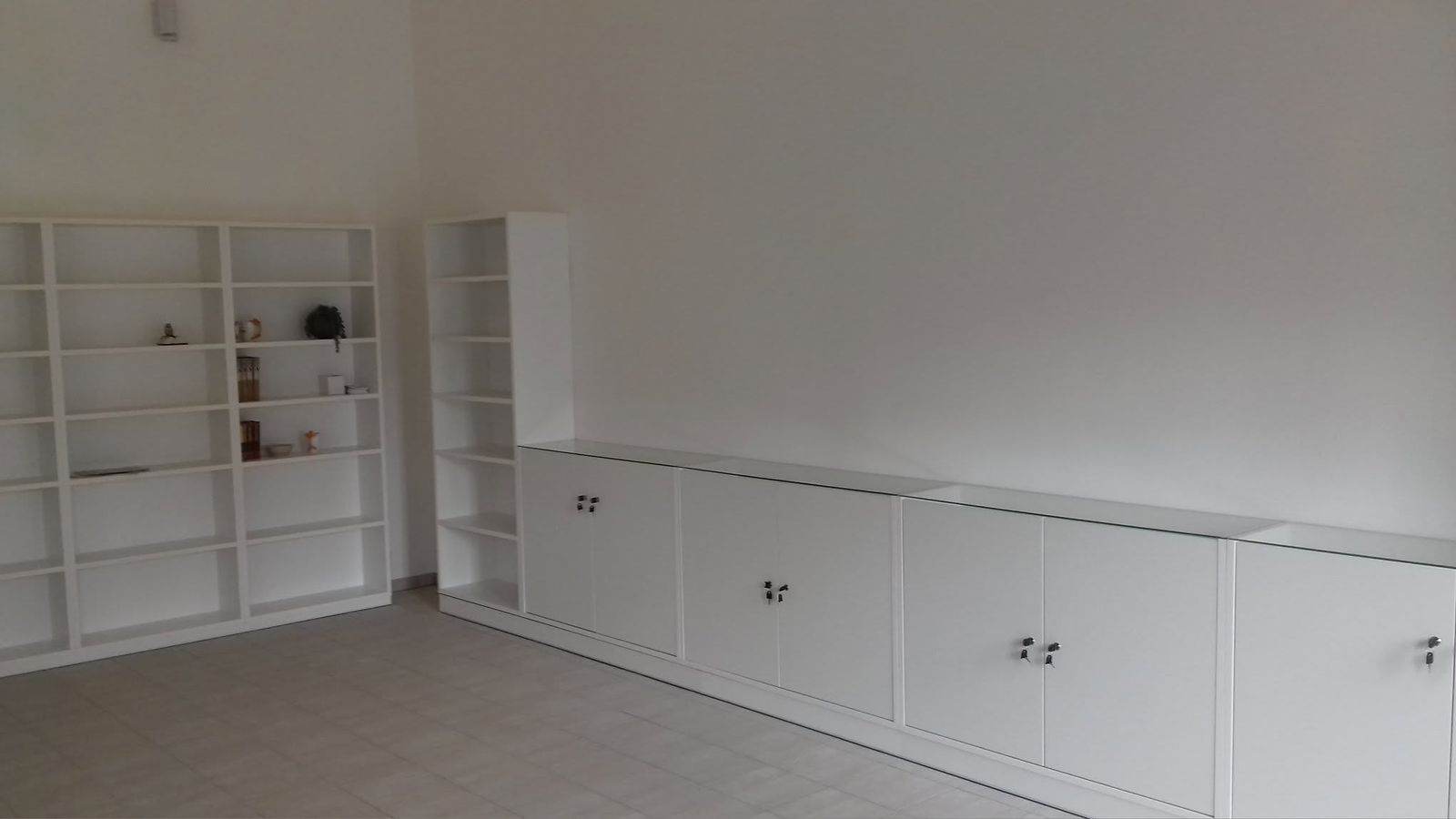 Knihovna a dřevěné schodiště s galerií na míru — truhlář Plzeň a Praha