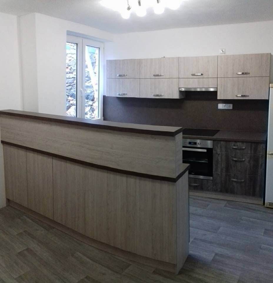 Rustikální dřevěná kuchyň se zaobleným barovým pultem — truhlář Plzeň a Praha