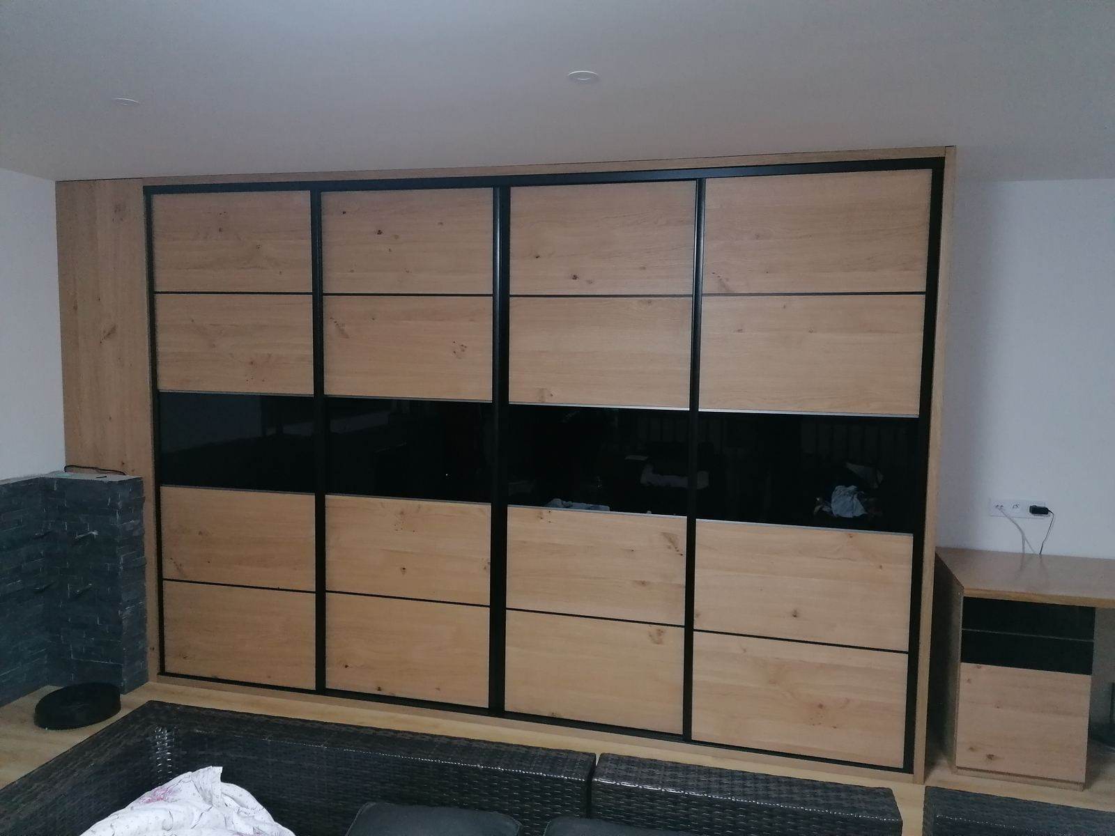Ložnice s dřevěnou skříní s TV a nočním stolkem na míru — truhlář Plzeň a Praha