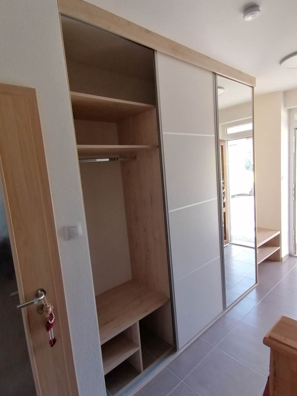 Vestavěná skříň s posuvnými dveřmi, dub a bílá — truhlář Plzeň a Praha