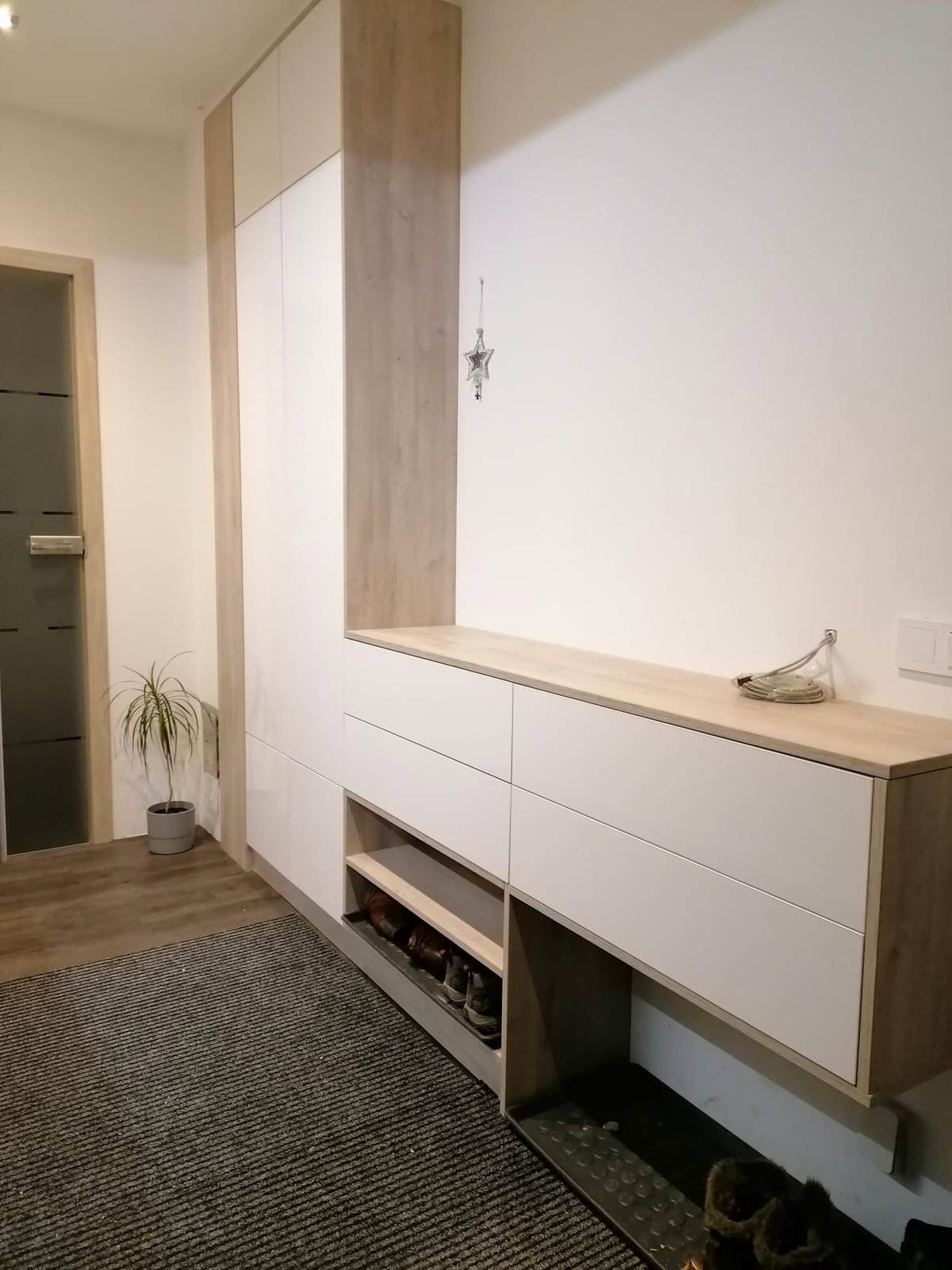 Vestavěná skříň v předsíni s LED podsvícenou nikou a botníkem — truhlář Plzeň a Praha