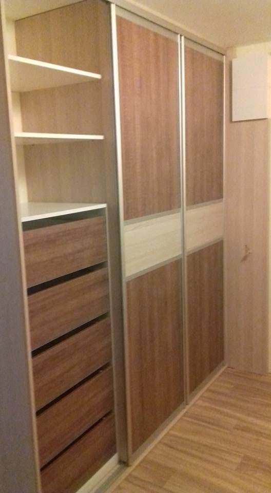 Vestavěná dřevěná skříň se zrcadlem a otevřenými zásuvkami — truhlář Plzeň a Praha
