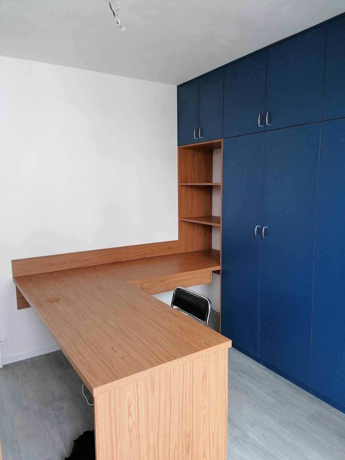 Modrá vestavěná skříň s pracovním stolem — truhlář Plzeň a Praha