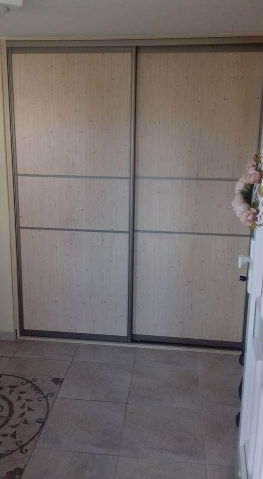 Vestavěná skříň s posuvnými dveřmi ve světlém dekoru — truhlář Plzeň a Praha