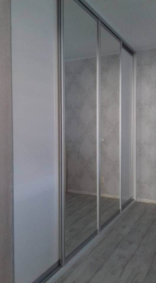 Bílá vestavěná skříň se zrcadlovými posuvnými dveřmi — truhlář Plzeň a Praha