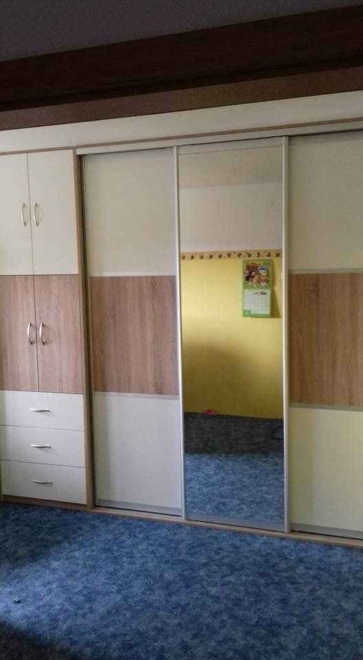 Vestavěná skříň se zrcadlem, dřevo a béžová — truhlář Plzeň a Praha