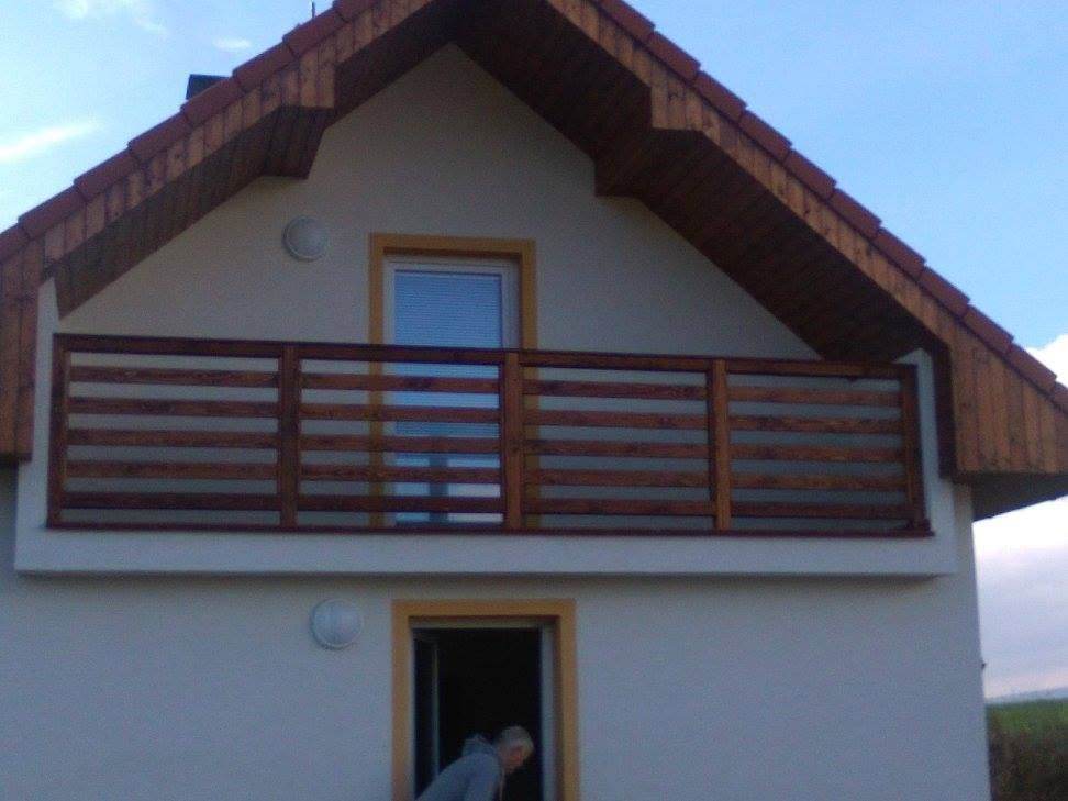 Dřevěné balkónové zábradlí na míru na rodinném domě — truhlář Plzeň a Praha