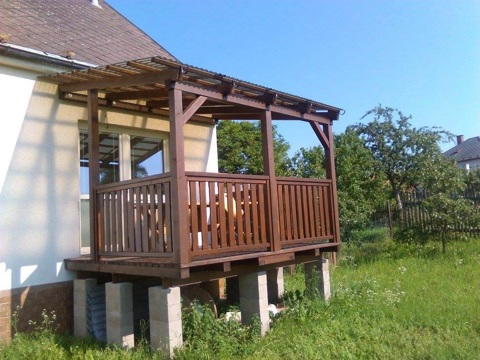 Zastřešená dřevěná terasa s pergolou a zábradlím na míru — truhlář Plzeň a Praha