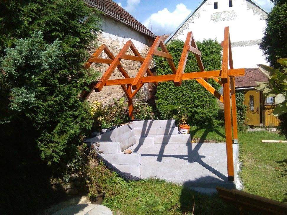 Dřevěná pergola na míru — základová konstrukce a krov — truhlář Plzeň a Praha